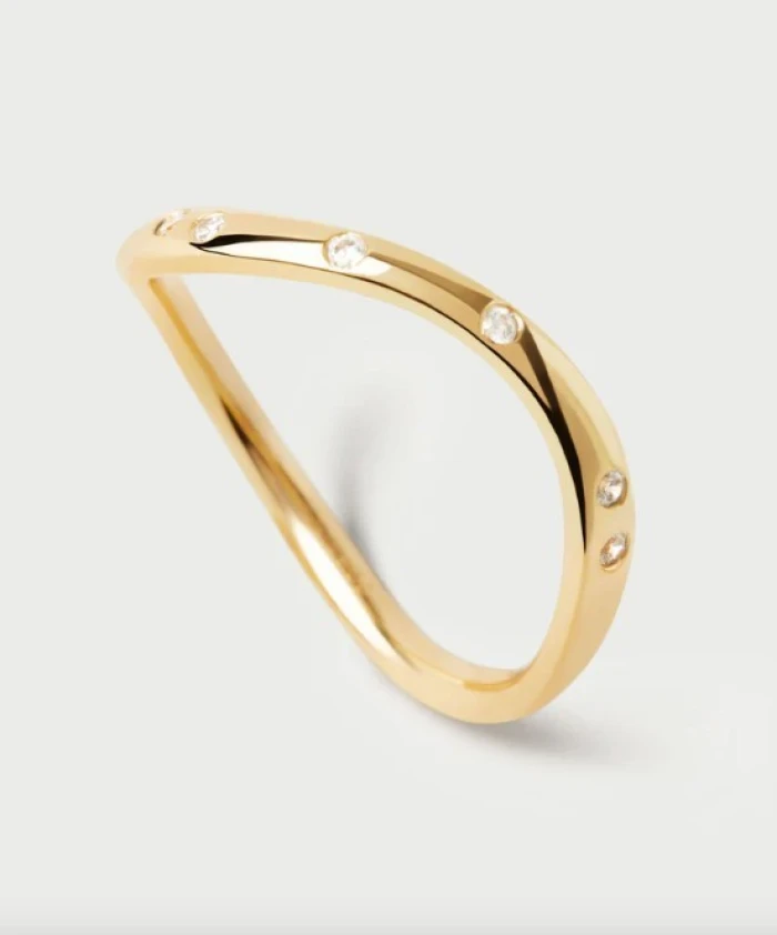 Anillo elegante adornado con circonitas y líneas fluidas