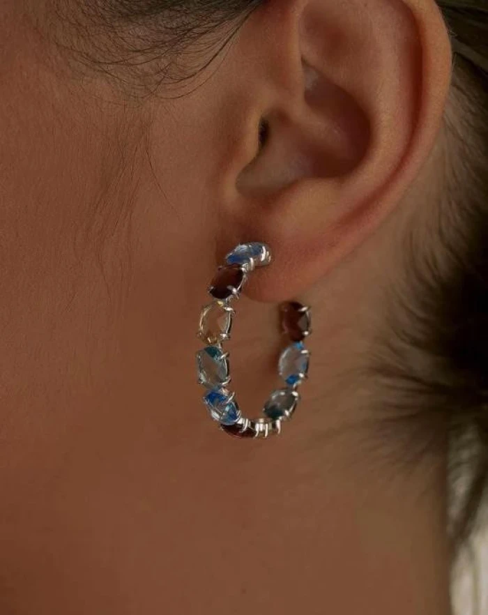 Pendientes aros con piedras formados por gemas en tonos fríos