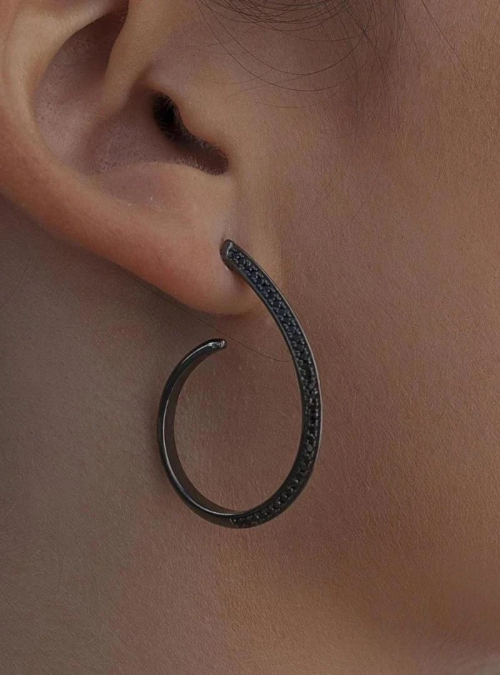 Pendientes aro con engaste de circonitas diseño semiabierto y baño de rutenio