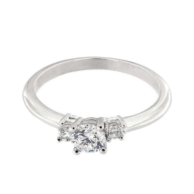 Anillo de Oro de 18 quilates . 3 diamantes de 0,48 quilates total.