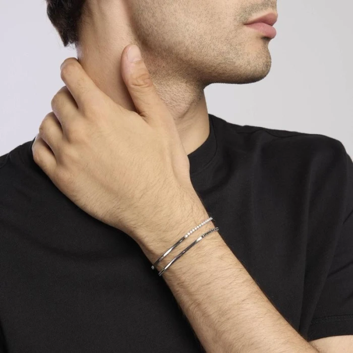 Pulsera de plata con placa y circonitas blancas.