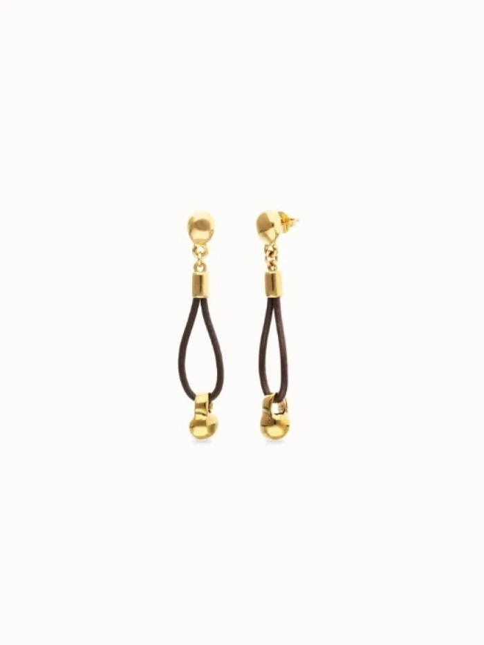 Pendientes de cuero largo con detalle de esfera bañado en oro 18k