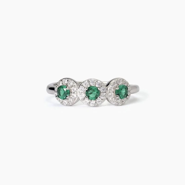 Anillo de plata con esmeraldas sintéticas.