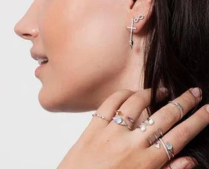 Pendientes brillantes pequeños motivo infinito con circonitas