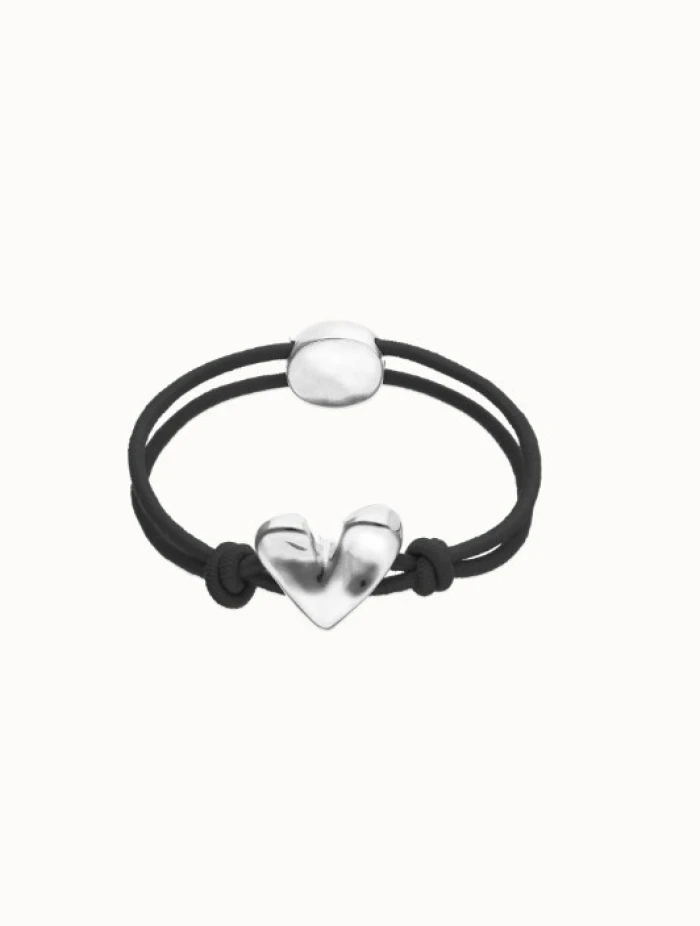Pulsera de hilo elástico negro con corazón bañado en plata de ley