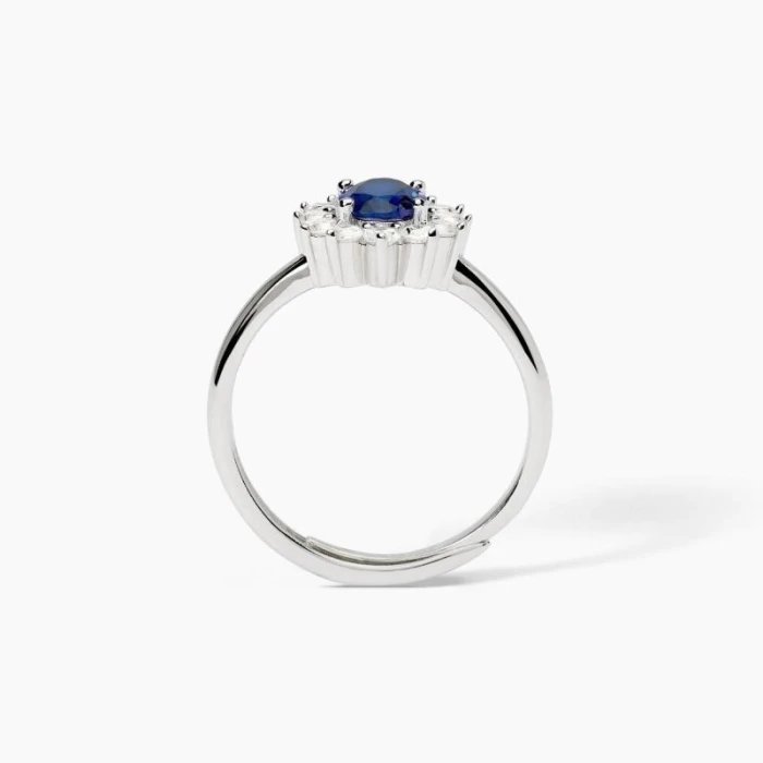 Anillo de plata con zafiro sintético ovalado.