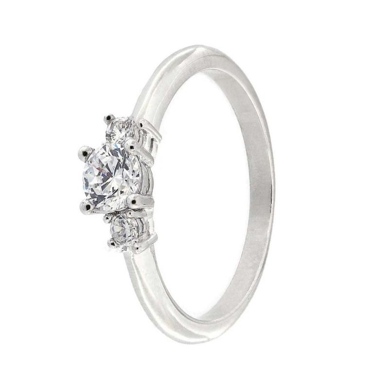 Anillo de Oro de 18 quilates . 3 diamantes de 0,48 quilates total.