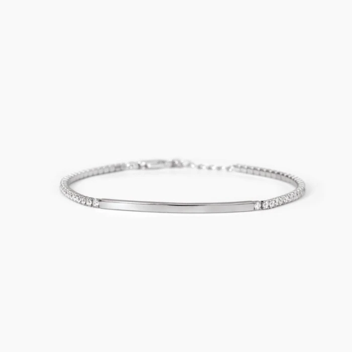 Pulsera de plata con placa y circonitas blancas.