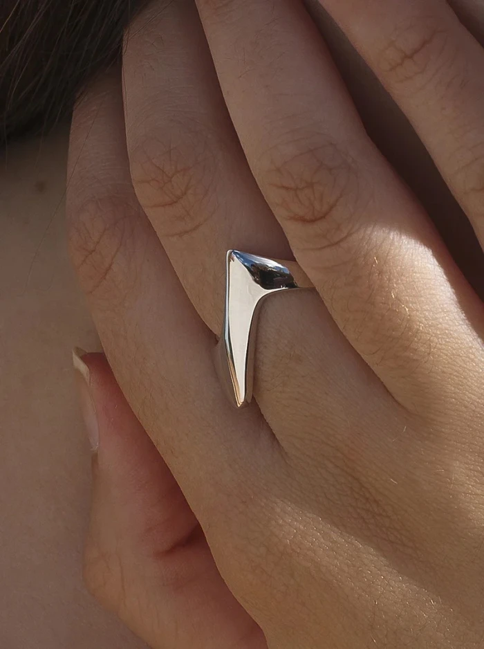 ANILLO DE DE PLATA CON PUNTA TRIANGULAR