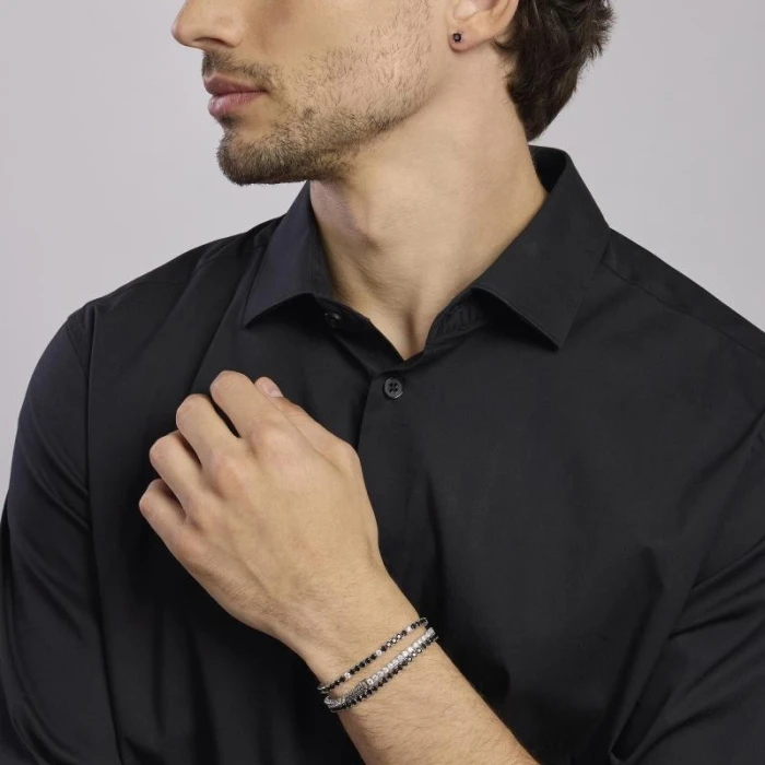 Pulsera de tenis en blanco y negro.