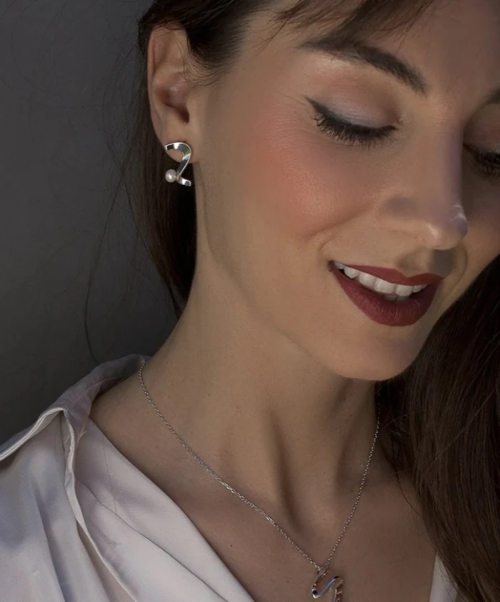 PENDIENTES PLATA DISEÑO SERPENTINA CON PERLA