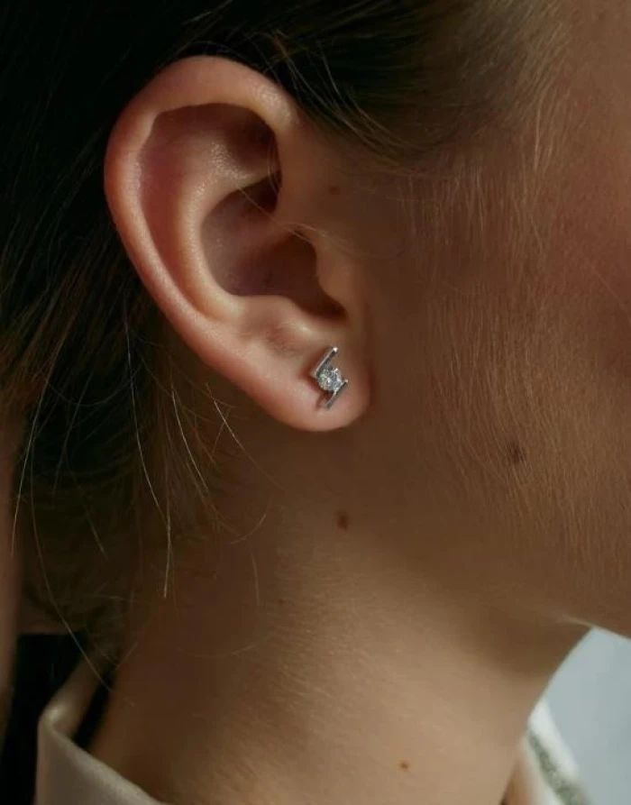 Pendientes brillantes pequeños diseño desigual con circonita central