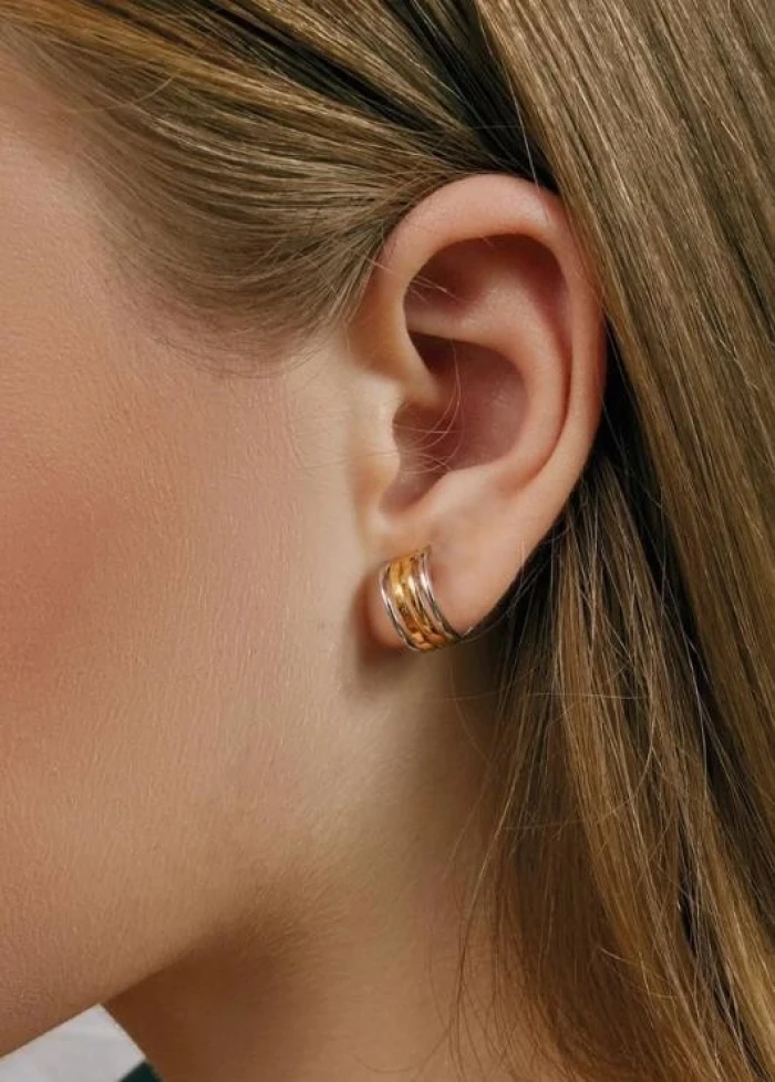 Pendientes bicolor diseño lineal simétrico con cierre omega