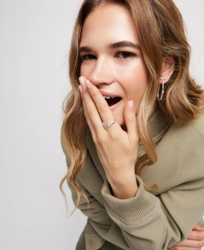 Anillo abierto bañado en plata de ley con topacio blanco