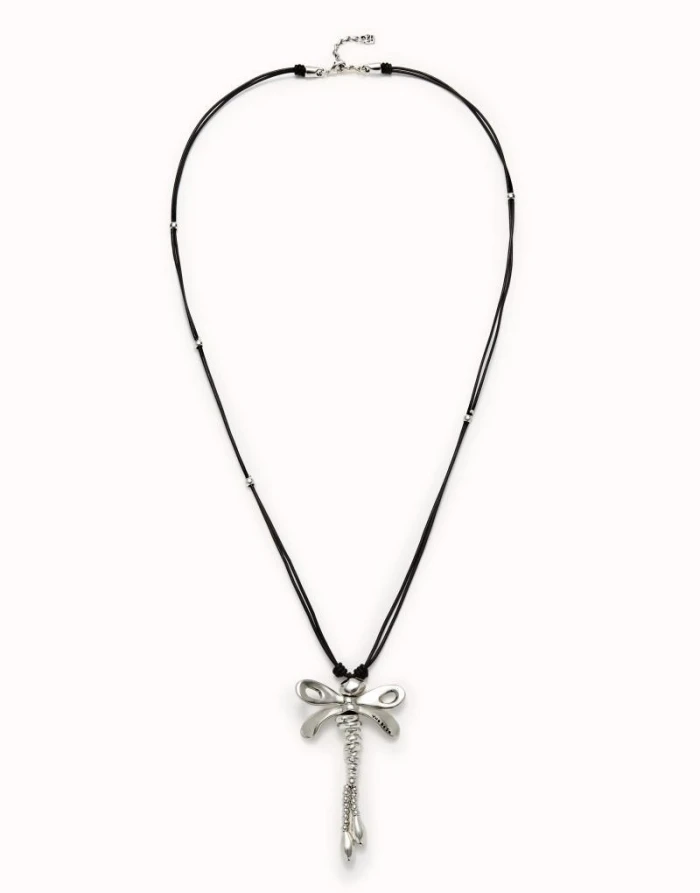 Collar largo de cuero con libélula central bañado en plata de ley