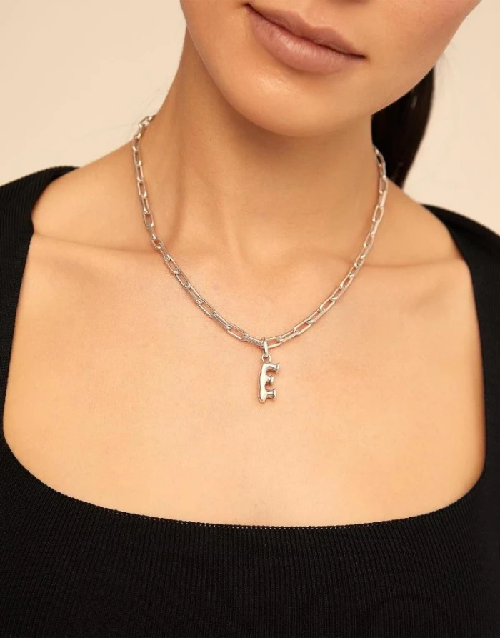 Charm bañado en plata de ley de letra E