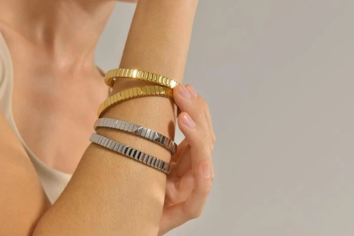 PULSERA ACERO CHAPADO RODIO PIRAMIDES LISO AJUSTABLE