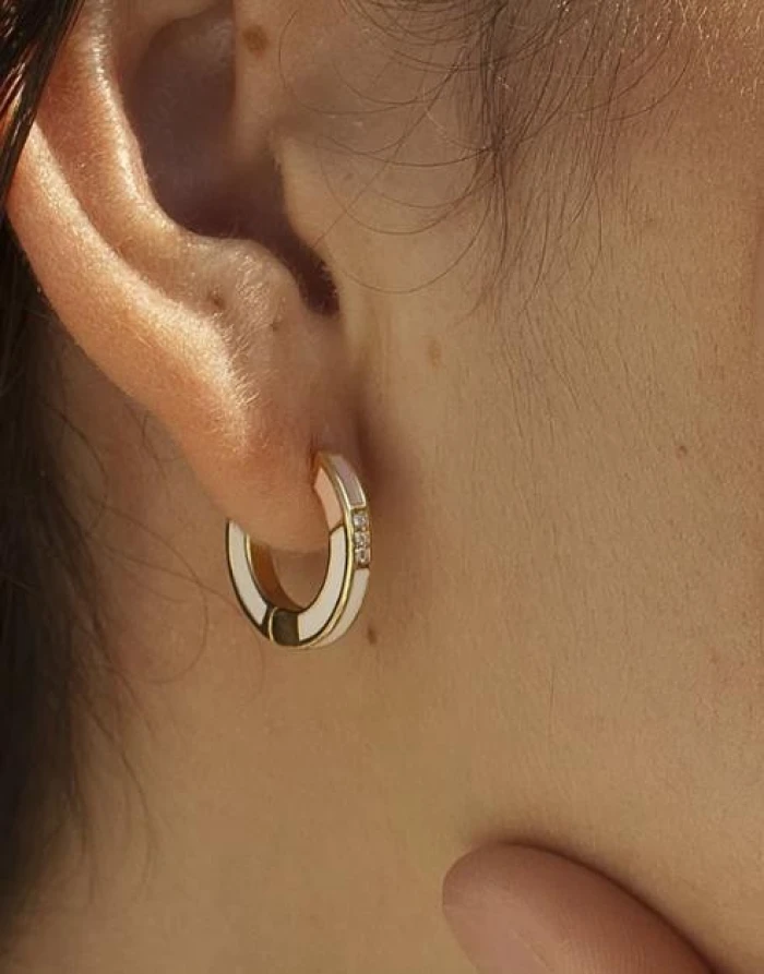 Pendientes aros pequeños diseño esmalte rosado y blanco con circonitas