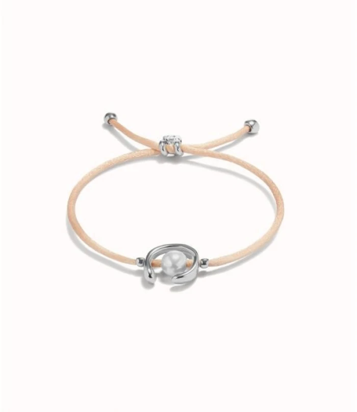 Pulsera de hilo salmón con perla shell fornitura bañada en plata de ley.