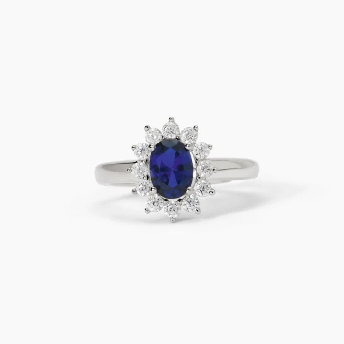 Anillo de plata con zafiro sintético ovalado.