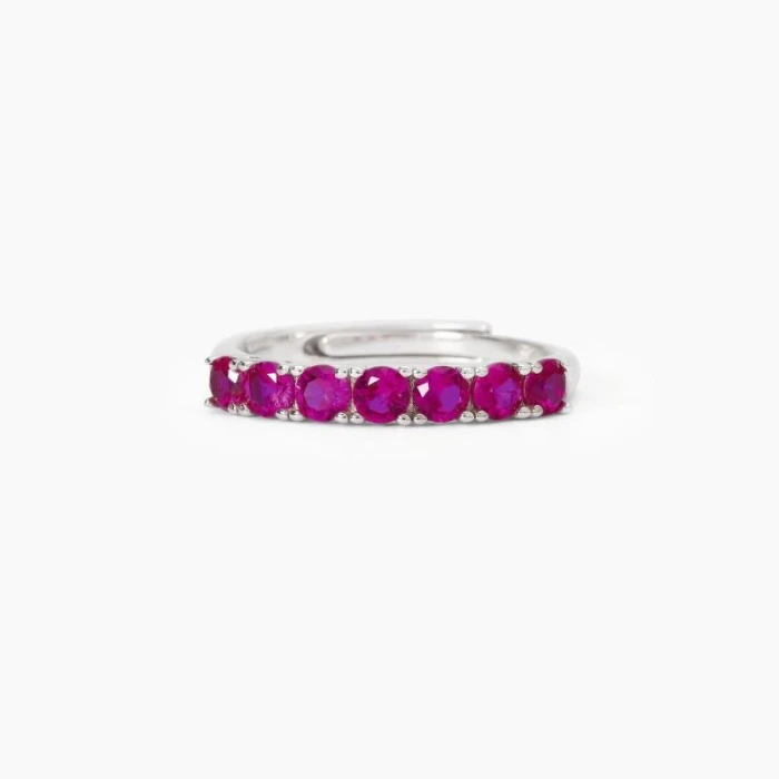 Anillo de plata con rubíes sintéticos.
