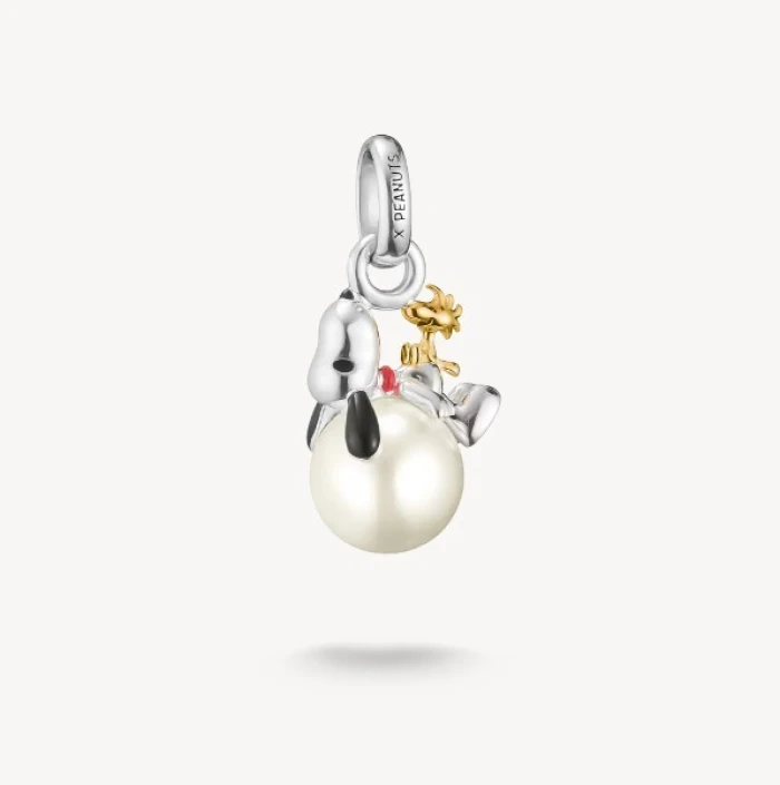 Peanuts™ Charm Snoopy con Woodstock sobre perla – Connect