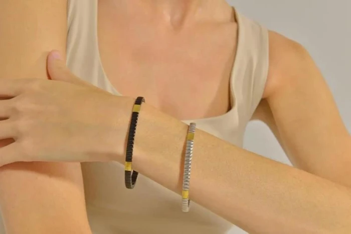 PULSERA ACERO CHAPADO NEGRO OVALOS LISO CUATRO OVALOS DORADOS AJUSTABLE