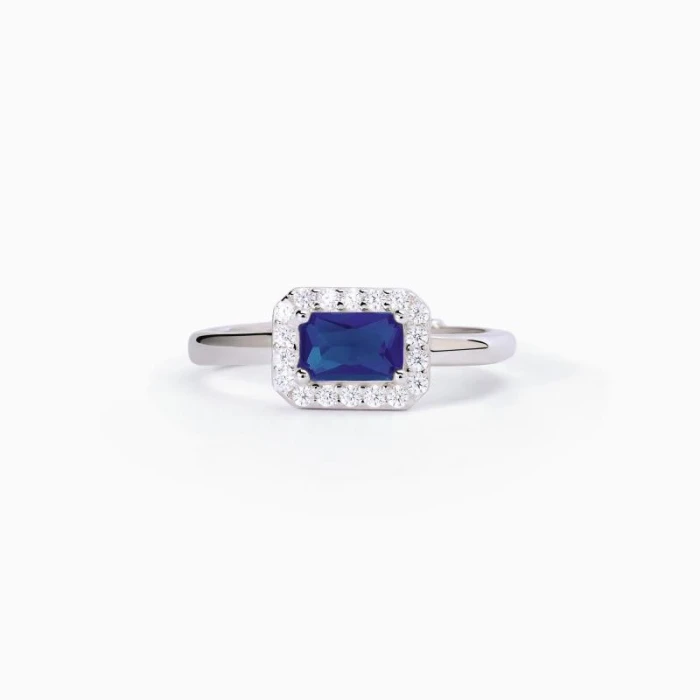 Anillo de plata con zafiro sintético y circonitas.