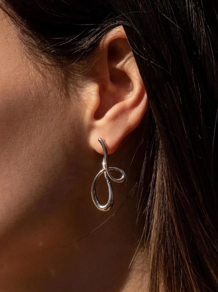 Pendientes originales en plata estilo liquido entrelazado