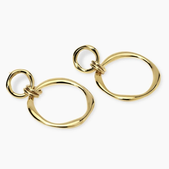 Pendientes dorados con colgantes redondos