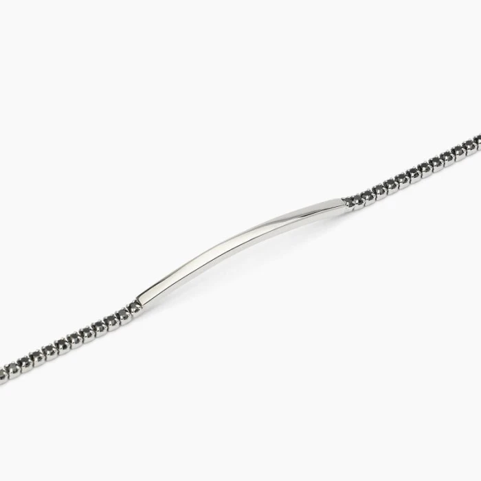 Pulsera de plata con placa y circonitas negras.