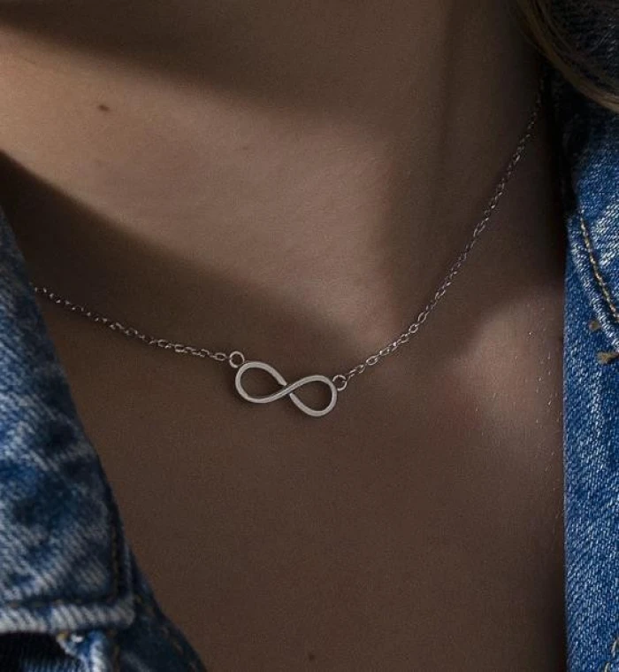 Colgantes pequeños de plata lisa diseño infinito