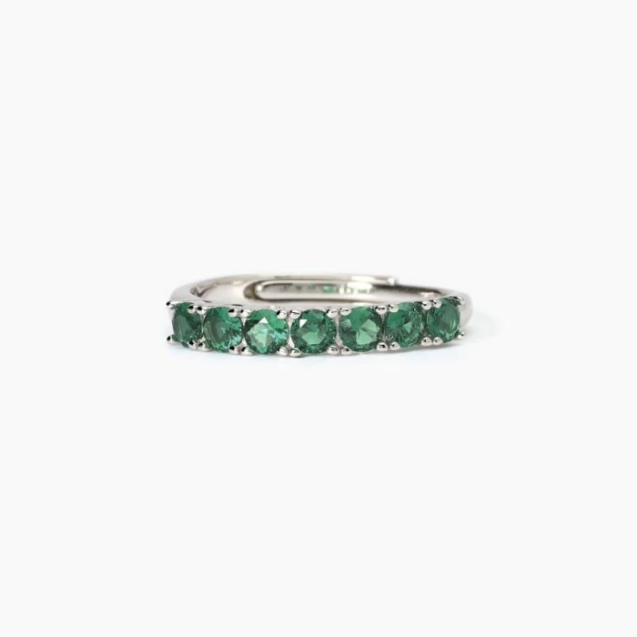 Anillo de plata con esmeraldas sintéticas.