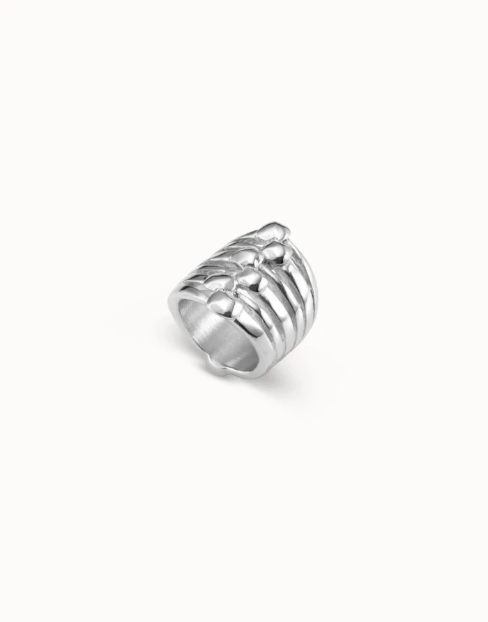 Anillo bañado en plata efecto múltiples con detalles de cabezas de clavo