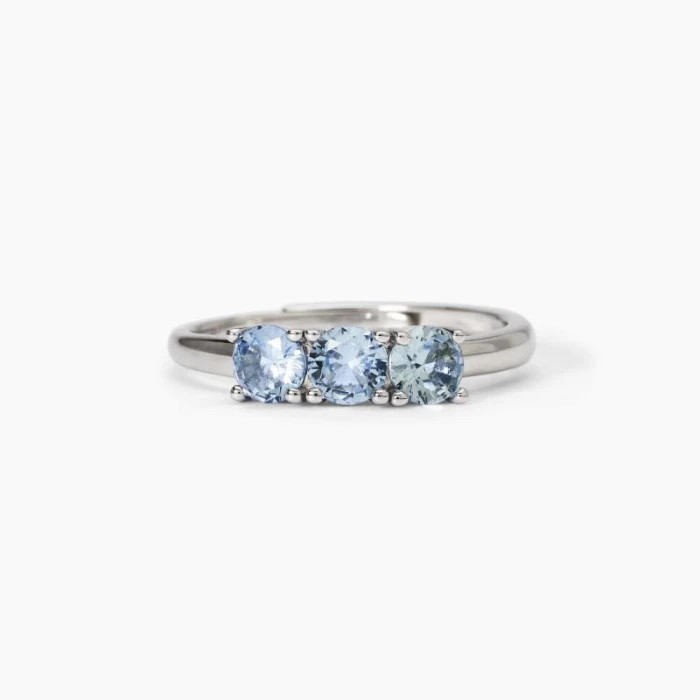 Anillo de plata rodiada con aguamarina sintéticaTRILOGÍA