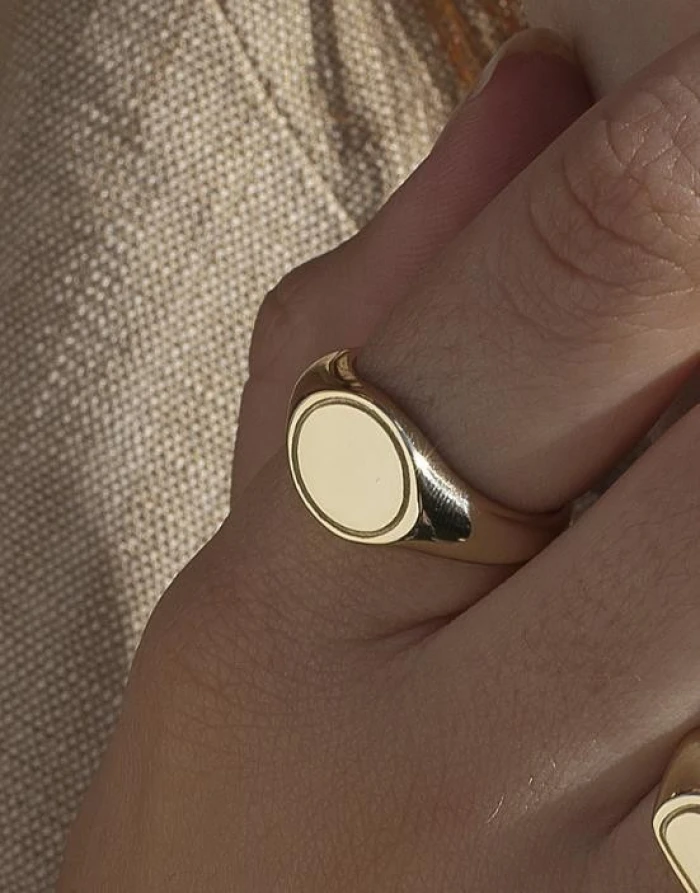 Anillo sello de plata bañada en oro diseño redondo