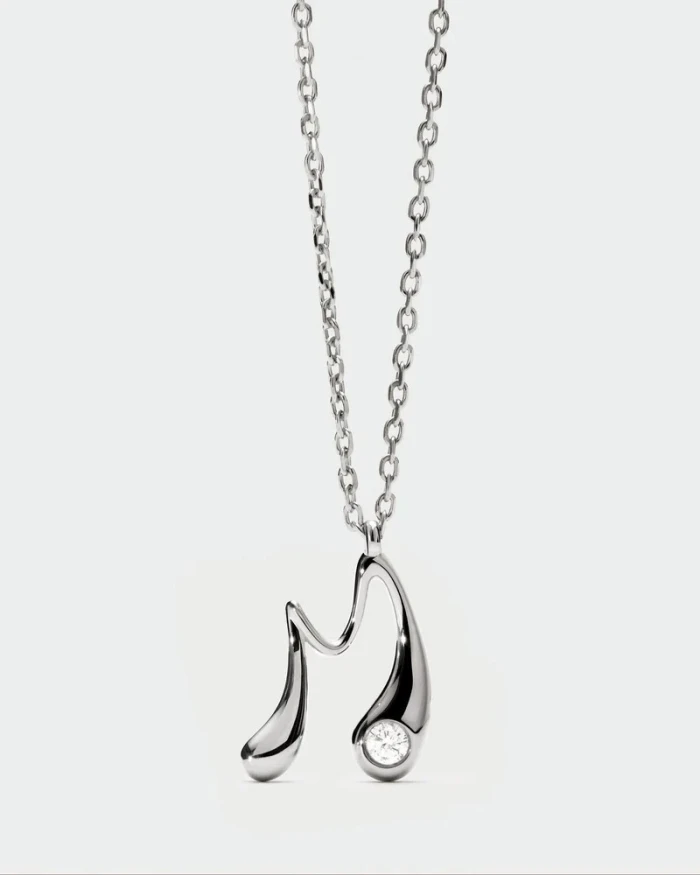 Collar con colgante de plata con la inicial M