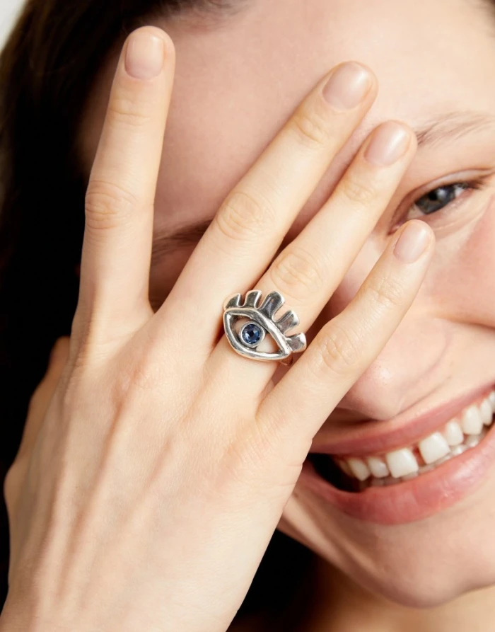 Anillo bañado en plata de ley en forma de ojo con cristal facetado azul