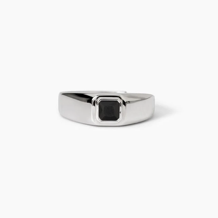 Anillo de plata con circonita negra.