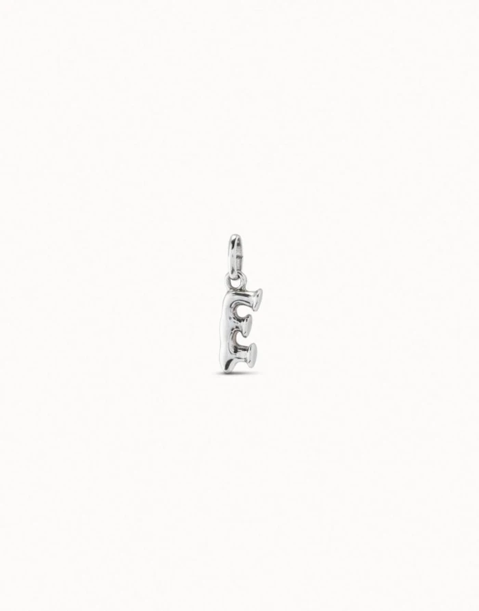 Charm bañado en plata de ley de letra E