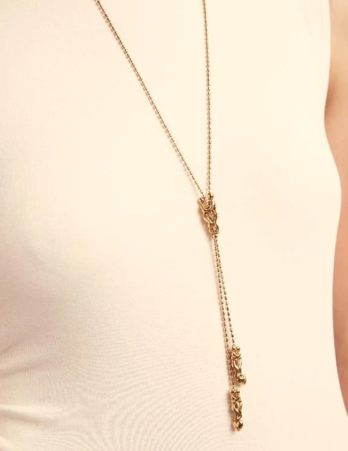 Cadena bañada en oro 18k con tres figuras, una ajustable en el centro.
