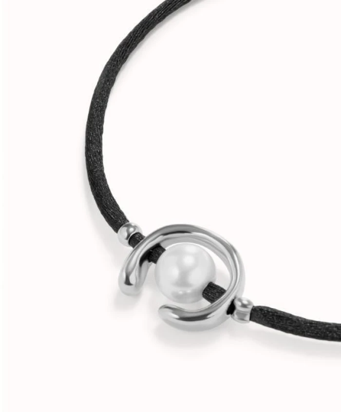Pulsera de hilo negro con perla shell fornitura bañada en plata de ley.
