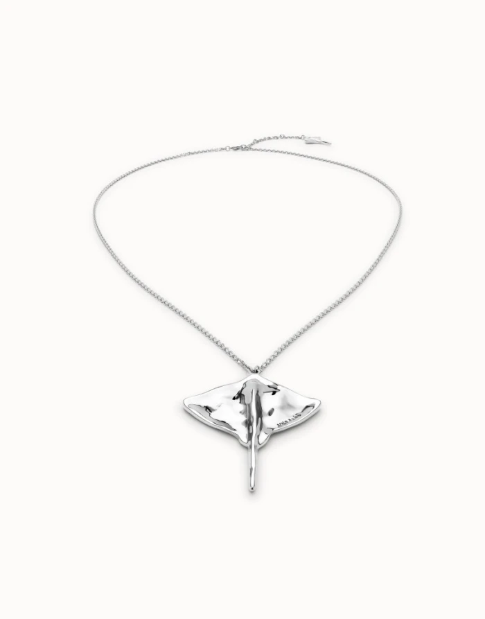 Colgante con cadena larga bañado en plata de ley y mantarraya