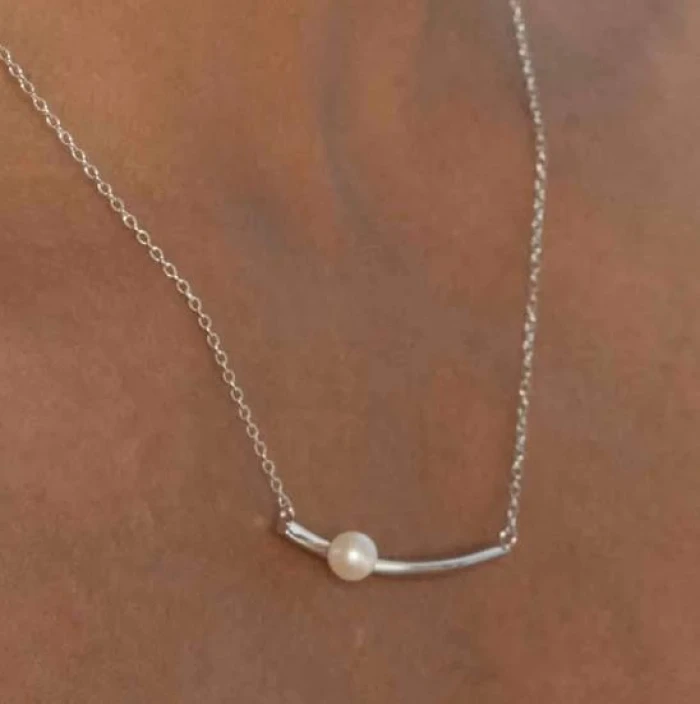 Colgante perlas con diseño fino y minimalista