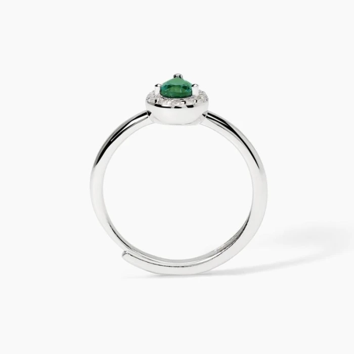 Anillo de plata con esmeralda sintética.