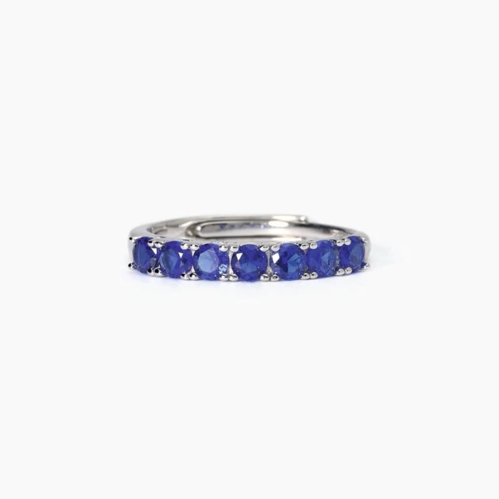 Anillo de plata con zafiros sintéticos.