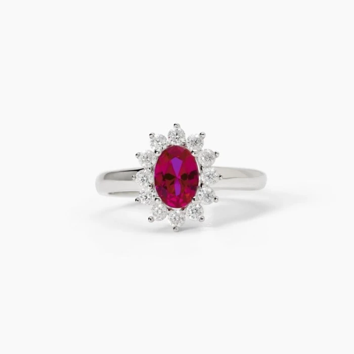 Anillo de plata con rubí sintético ovalado.