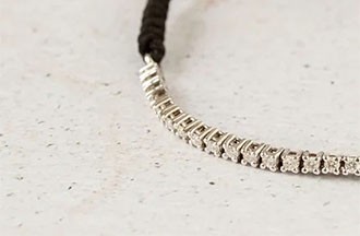PULSERA RIVIÈRE DE DIAMANTES Y MACRAMÉ
