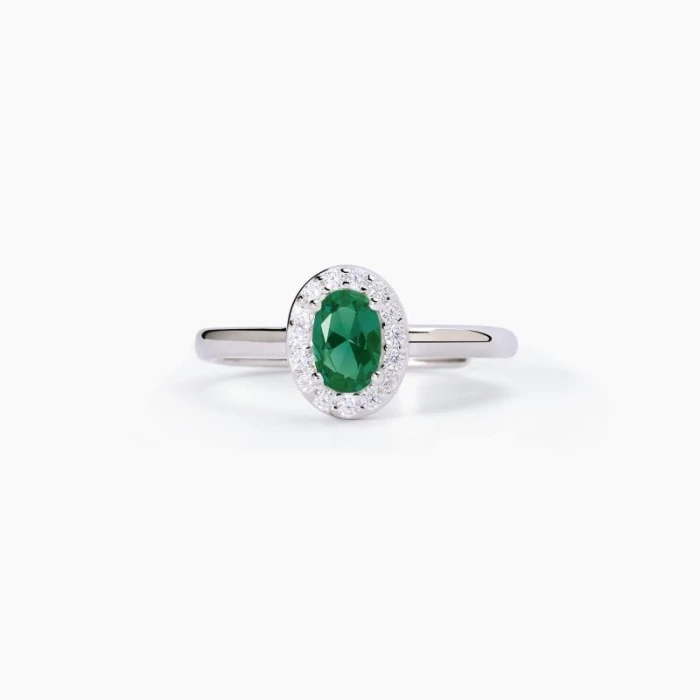Anillo de plata con esmeralda sintética y circonitas.