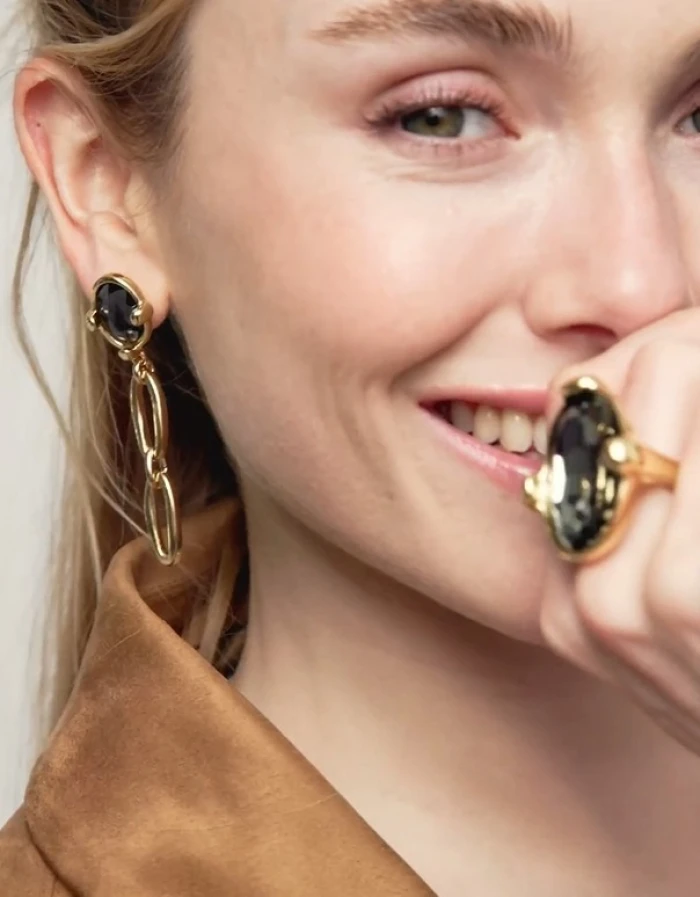 Pendientes largos bañados en oro 18k con cristal facetado negro y eslabones